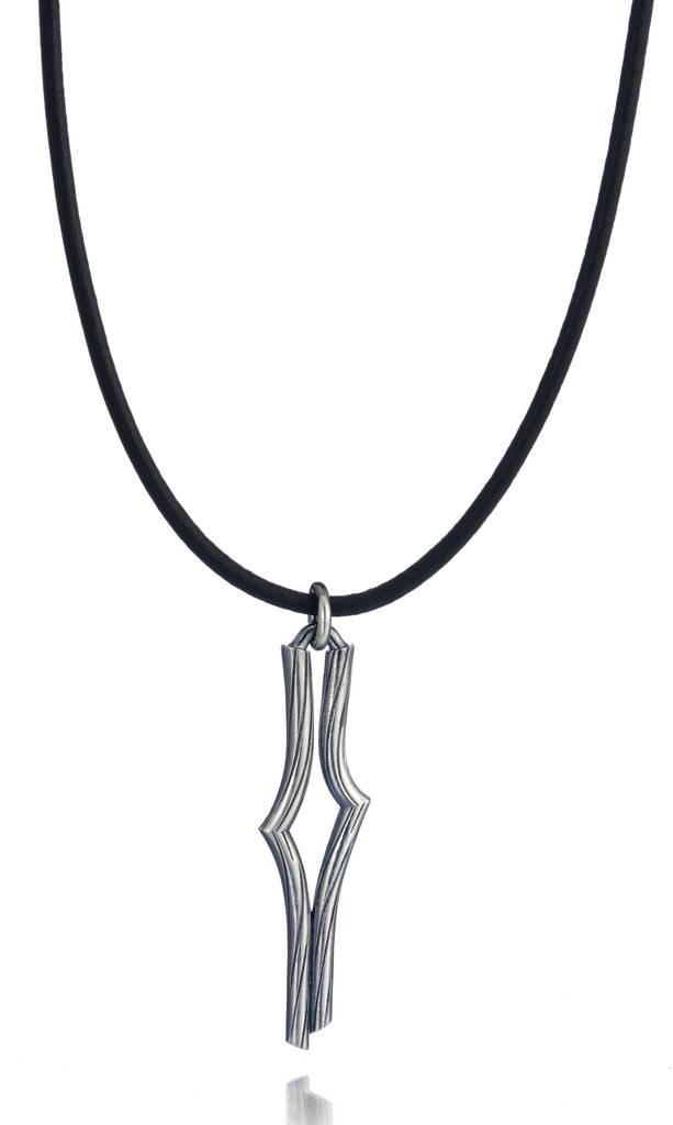 LUMOAVA VAELLUS riipus mustalla nahkanauhalla L56239800960 - Miesten korut - L56239800960 - 1